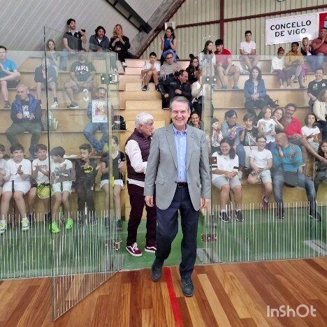 @abel_caballero_oficial ha demostrado su apoyo al squash entrando en pista y demostrando que nuestro deporte es apto para todas las edades y géneros.
Agradecemos su presencia en la clausura de las Escuelas Deportivas del @concello_de_vigo y esperamos verle de nuevo en las pistas!.
#squash #vigodeporte #vigoentrena #squashspain #igualdade #deportes #squashlife #squashjunior #squashplayer #vigo #deputaciondepontevedra #squashkids #racket #atlánticodiariodeportes